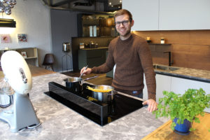 Gut gelaunt Pasta kochen – in der EWE50 klappt das! Foto: Studio187